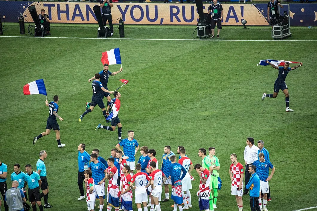 Победа Франции! Французы делают круг по стадиону с флагами своей страны. Фото: Влад Докшин / «Новая газета»