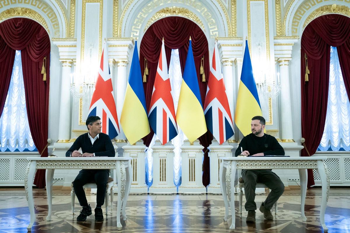 Владимир Зеленский и Риши Сунак во время подписания соглашения о гарантиях безопасности. Фото: AP / TASS