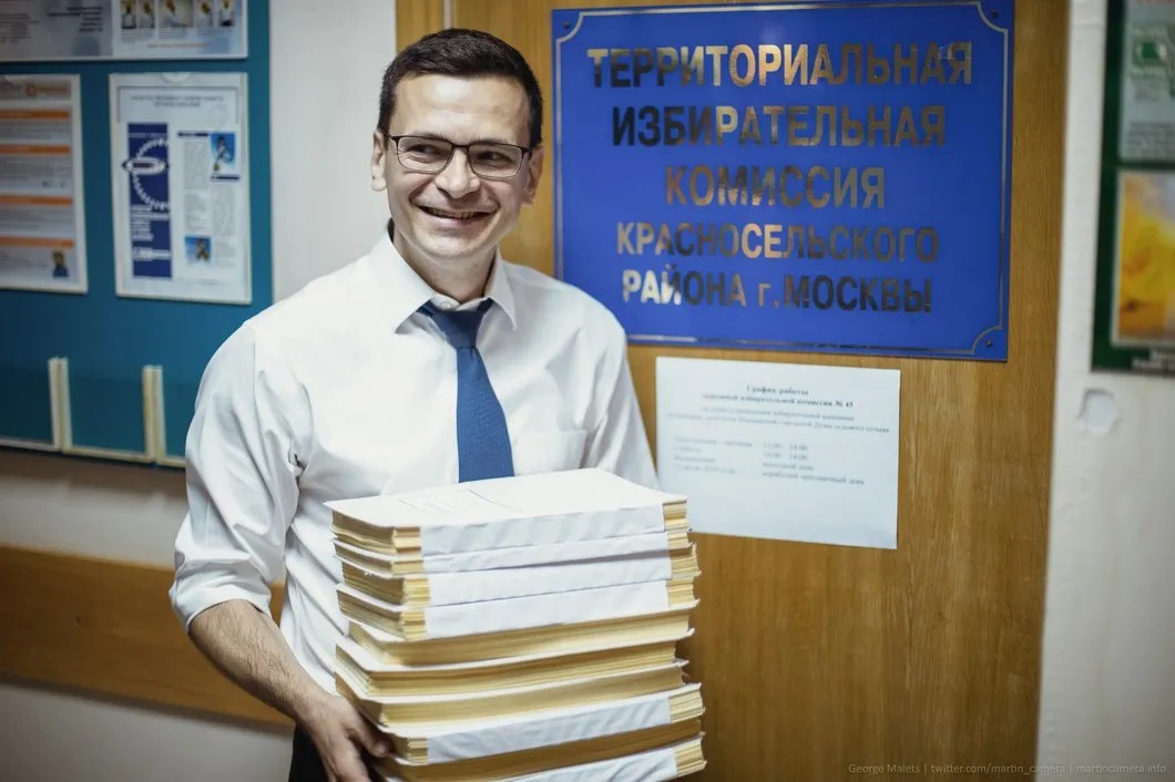 Илья Яшин сдает подписи в избирком. Фото: facebook.com/yashin.ilya