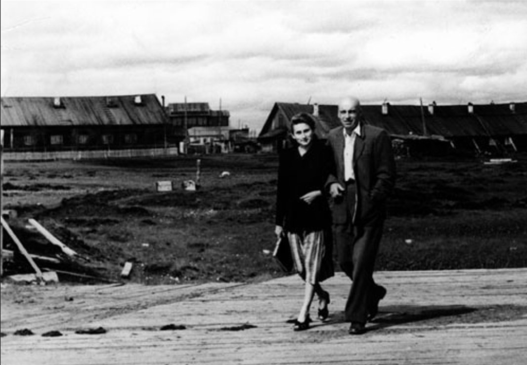 Вальтер Руге и его жена Ирина Алферова после ЗАГСА в Игарке, 1954 год. Фото: сборник «Стройка № 503»