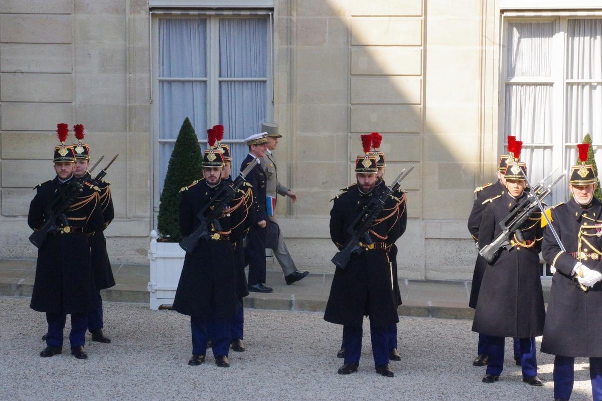 1 сентября (сухопутный) генерал Тьерри Бюркар передаст пост начальника Генштаба Вооруженных сил Франции генералу авиации 55-летнему Фабьену Мандону. Бюркар и Мандон выходят из Елисейского дворца. Фото: Юрий Сафронов / «Новая газета»