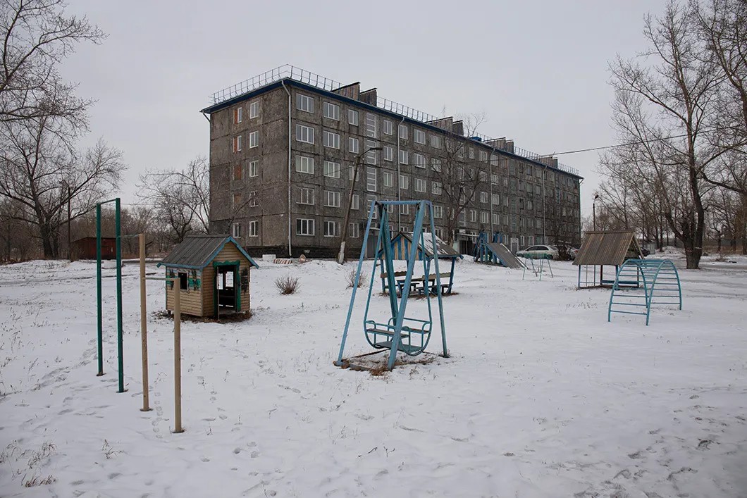 Общежитие с детским городком в СЗЗ КрАЗа. Фото: Александр Купцов / специально для «Новой»