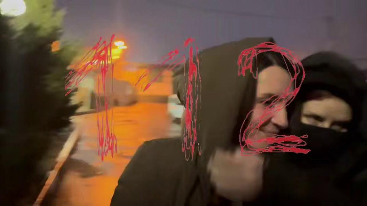 Евгения Хасис вышла из ворот мордовской колонии. Кадр из видео тг-канала «112»