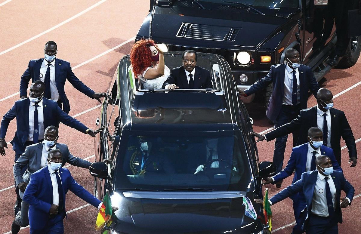 6 февраля 2022 года. Поль Бийя и первая леди Камеруна Шанталь Бийя перед финальным матчем Кубка африканских наций. Фото: CHARLY TRIBALLEAU / AFP / East News