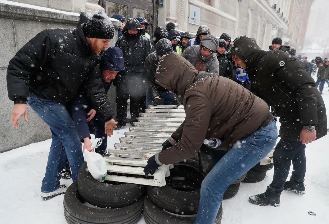 Акция протеста у офиса «Нафтогаза» в Киеве в 2018 году после повышения тарифов на газ. Фото: EPA