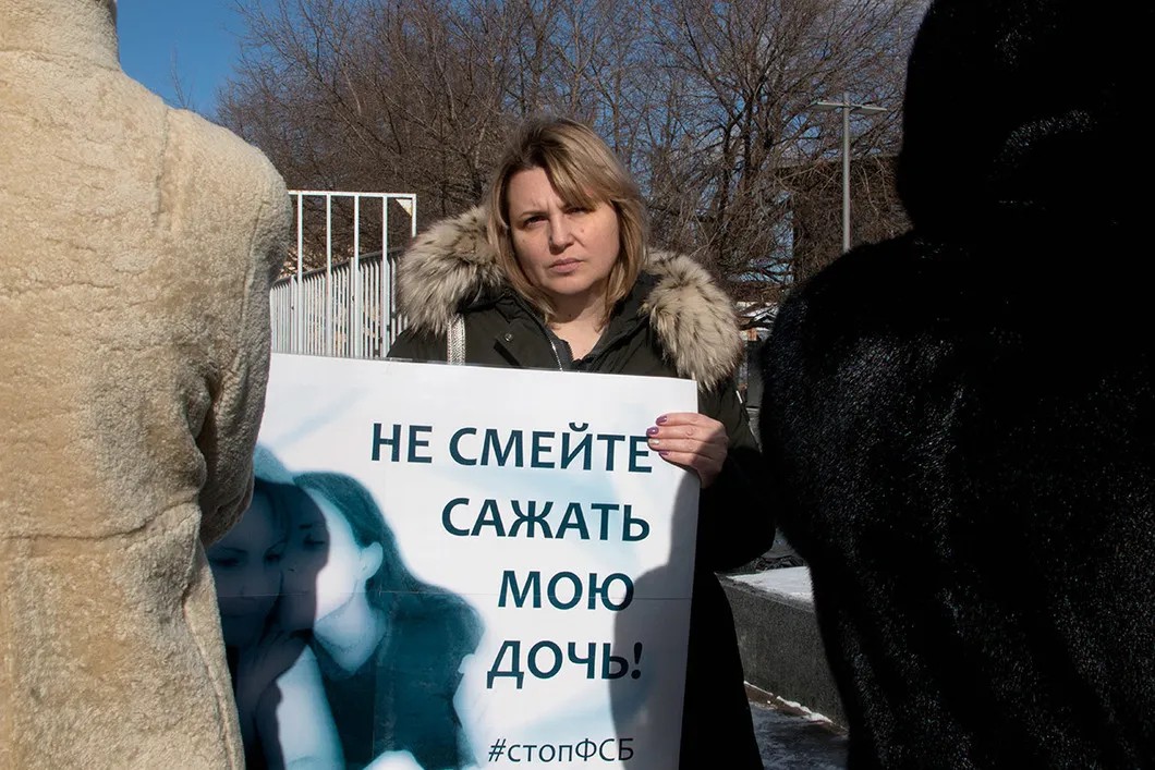 Мама Ани Павликовой на митинге. Фото: Светлана Виданова, специально для «Новой»