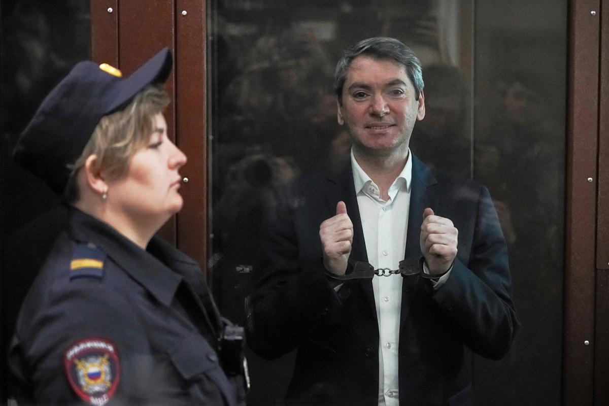 Сопредседатель движения «Голос» (признано в РФ иноагентом) Григорий Мелконьянц перед слушанием. Фото: AP / TASS