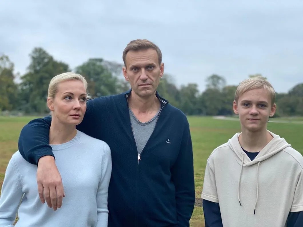 Алексей Навальный с семьей после известий о подтверждении в его пробах следов вещества «Новичок» нового типа. Фото: Instagram