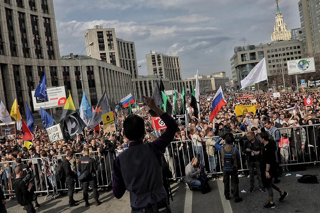 Ведущий митинга на сцене. Фото: Влад Докшин / «Новая газета»
