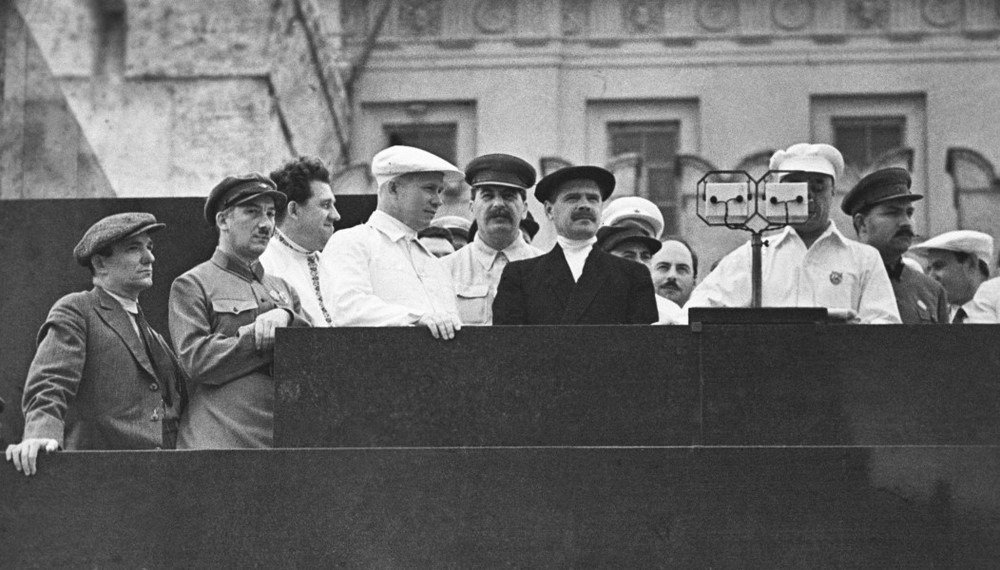 На Мавзолее. Генрих Ягода второй справа. Источник: архив