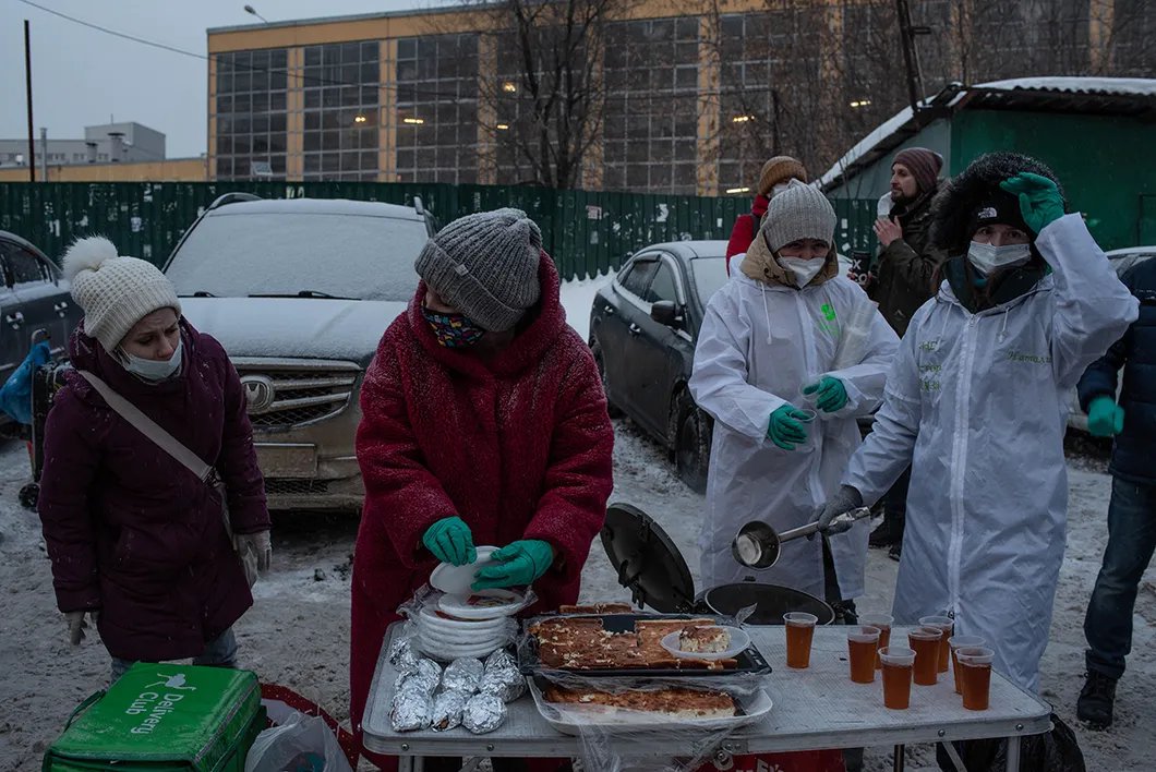 Волонтеры фонда раздают еду бездомным на Площади Трех вокзалов. Фото: Виктория Одиссонова / «Новая»