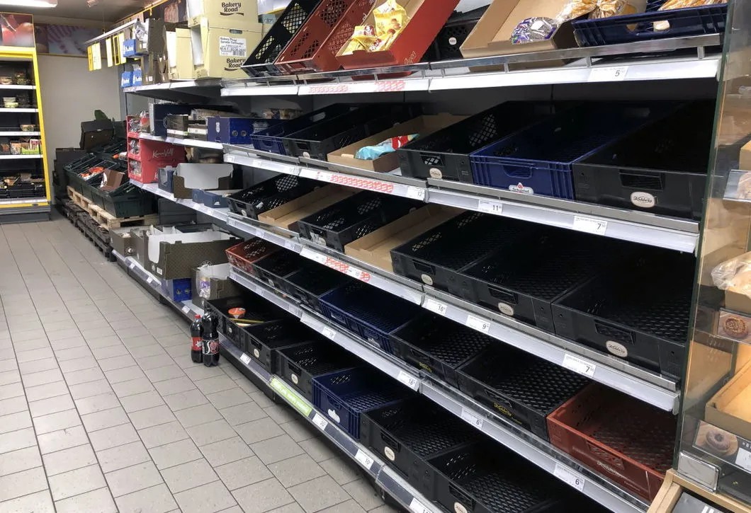 Знакомая картина. Пустые полки в датском супермаркете из-за панических покупок на фоне пандемии коронавируса. Фото: Reuters