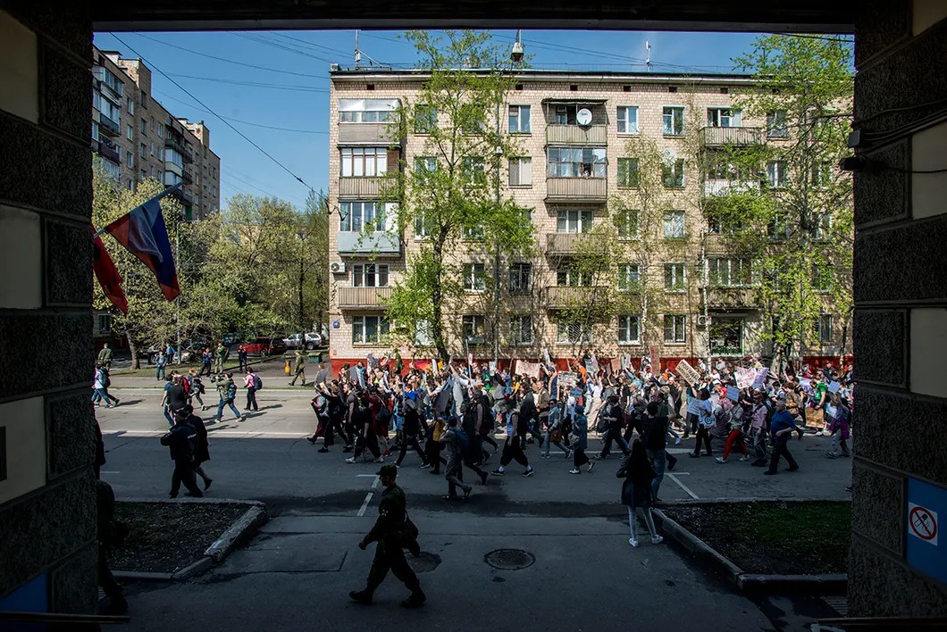 Шествие по улице Заморенова. Фото: Виталий Кавтарадзе/«Новая газета»