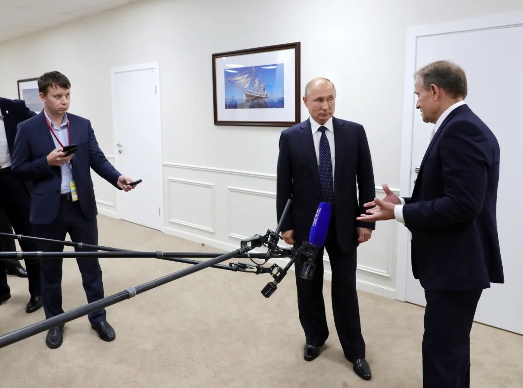 Владимир Путин и Виктор Медведчук. прибывший в Россию на Восточный экономический форум. Фото: РИА Новости
