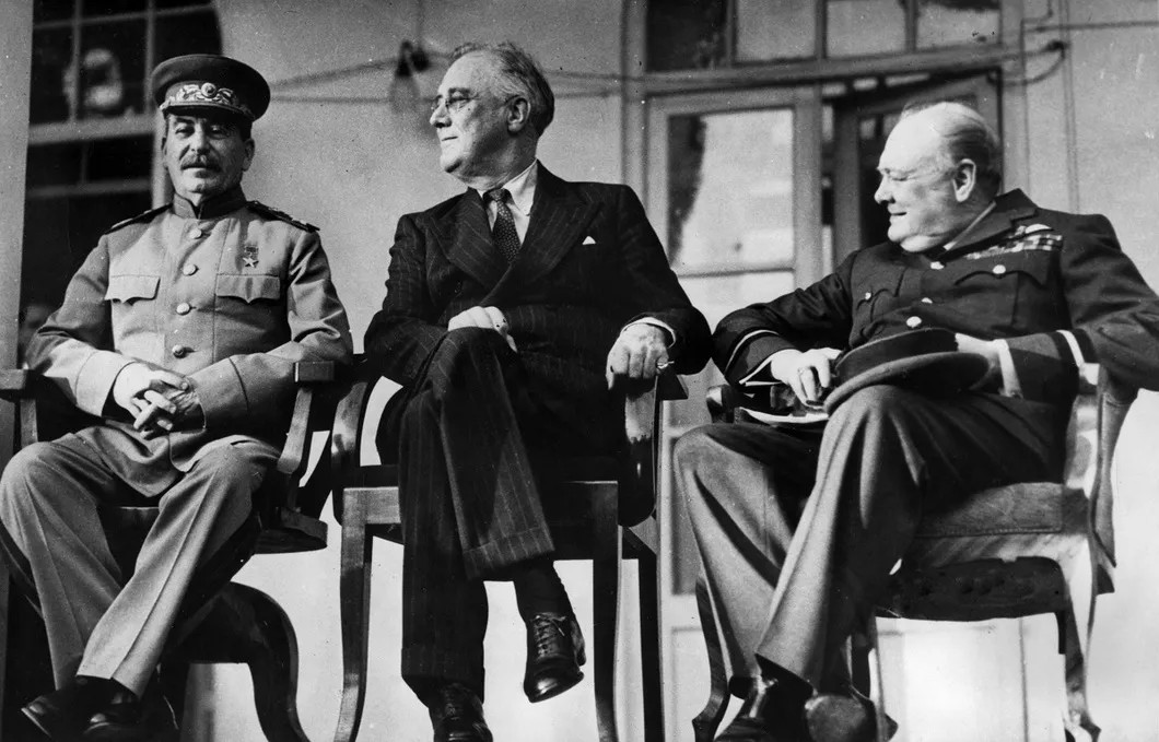 Иосиф Сталин, Франклин Д. Рузвельт и Уинстон Черчилль на Тегеранской конференции. Фото: ТАСС/PHOTAS/Interfoto