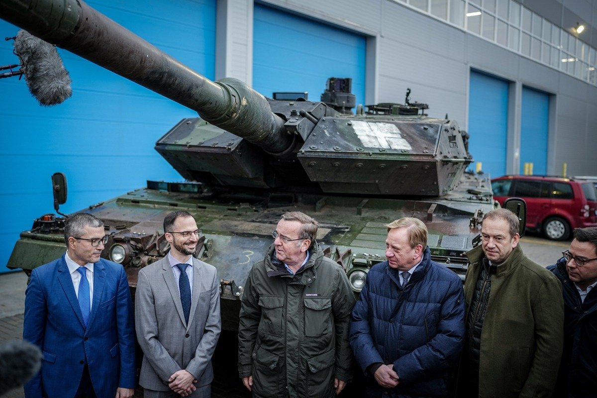 Министр обороны Германии Борис Писториус (в центре) посетил Литву с визитом, 2023 г. Фото: dpa / picture-alliance