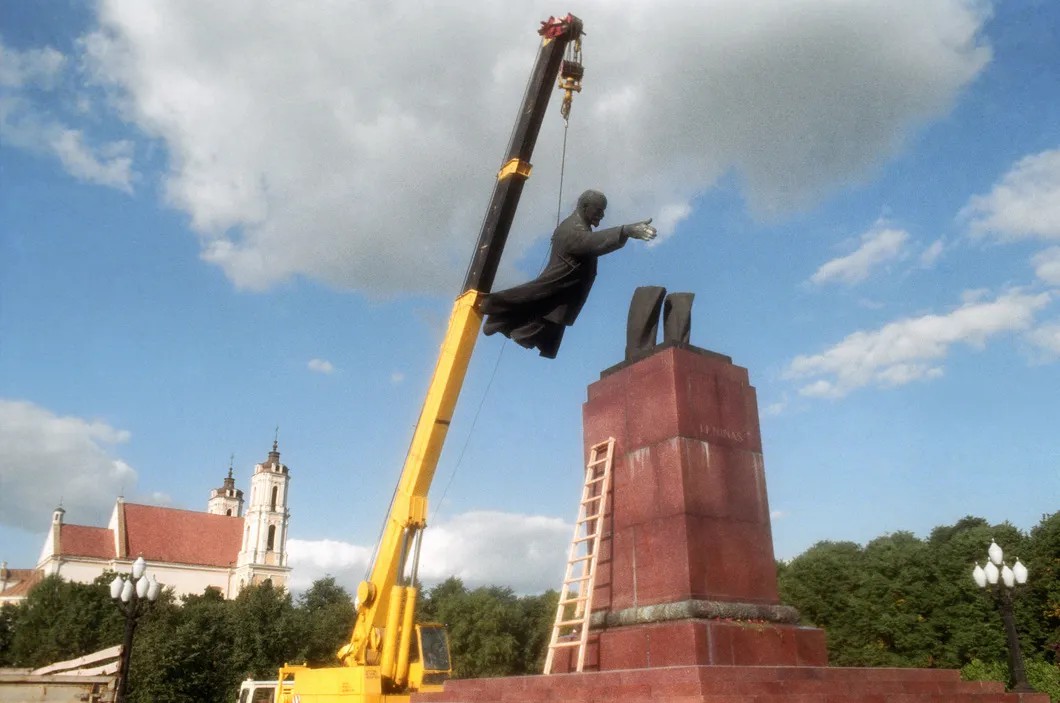 Демонтаж памятника Ленину в Вильнюсе, 1991 год. Герман Шлевис /Фотохроника ТАСС