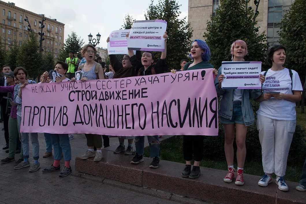 Феминистки на Пушкинской. Фото: Светлана Виданова / «Новая газета»