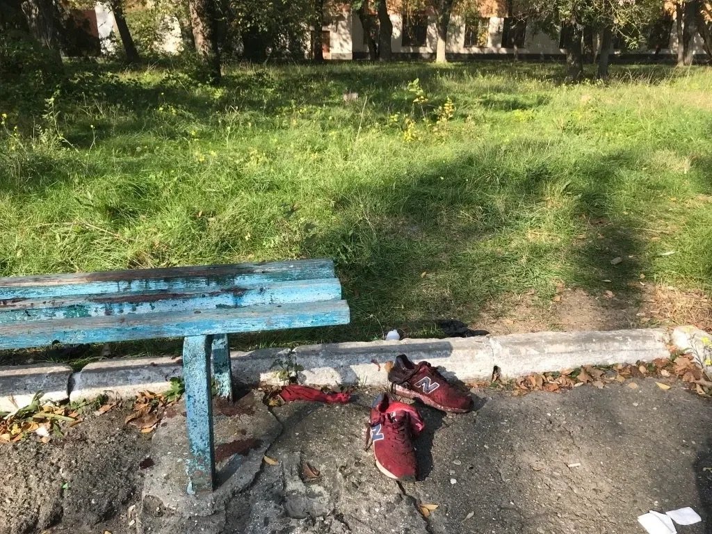 Детские кроссовки со следами крови на скамейке в день атаки на колледж в Керчи, 2018 год. Фото: Алексей Кожедуб, специально для «Новой»