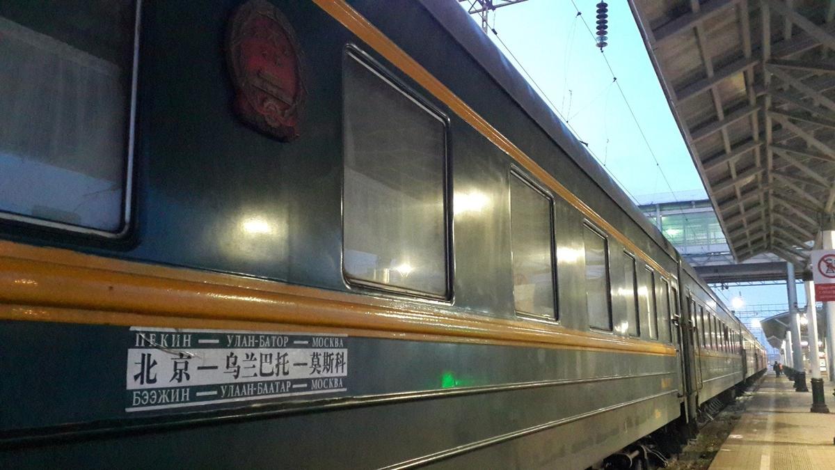 Поезд 003 Пекин — Москва на перроне Красноярска сейчас, с прекращением барахолки. Фото: Алексей Тарасов / «Новая газета»