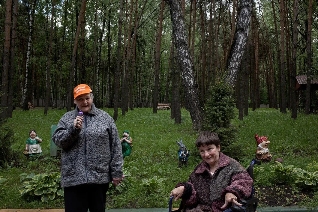 Пациенты Психоневрологического интерната №20 на прогулке во дворе. Фото: Анна Артемьева / «Новая»