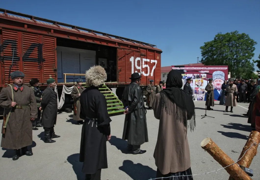 Театрализованное выступление в Грозном 10 мая — на этот день Кадыров перенес День памяти и скорби по депортированным в советское время чеченцам. Фото: РИА Новости