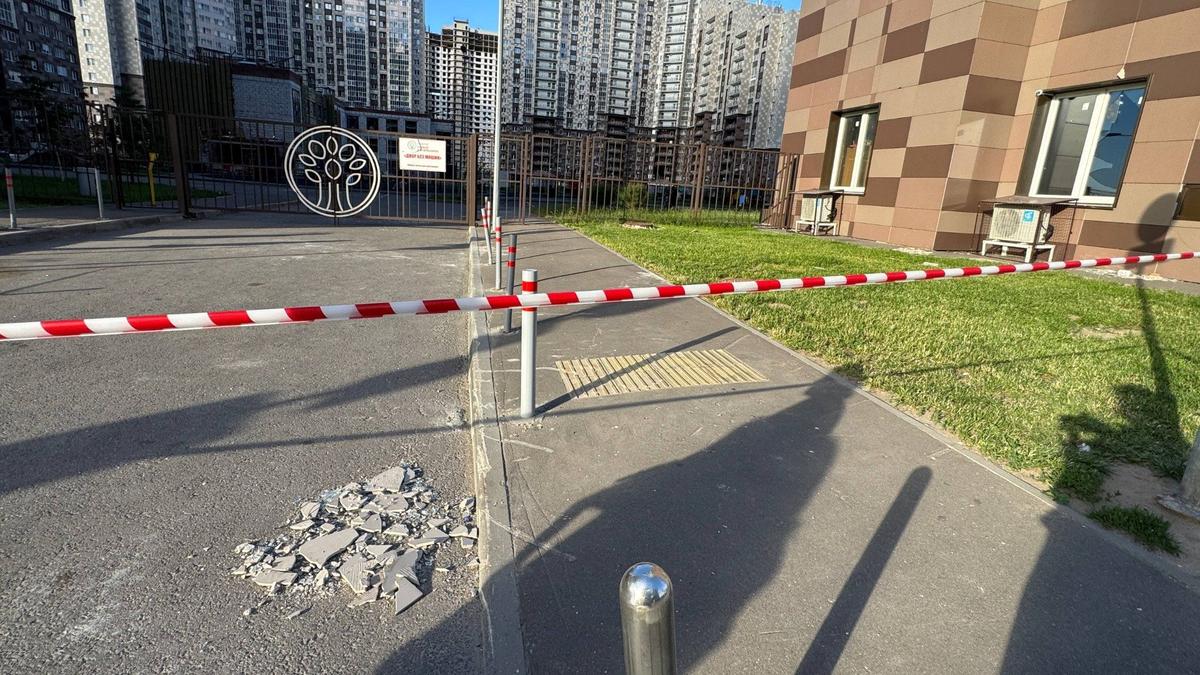 «Бабушка, тут куски дома валяются!»