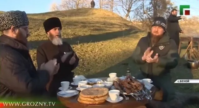 Глава Чечни Рамзан Кадыров с близким окружением на природе в селе Беной. Кадр «Грозный ТВ»