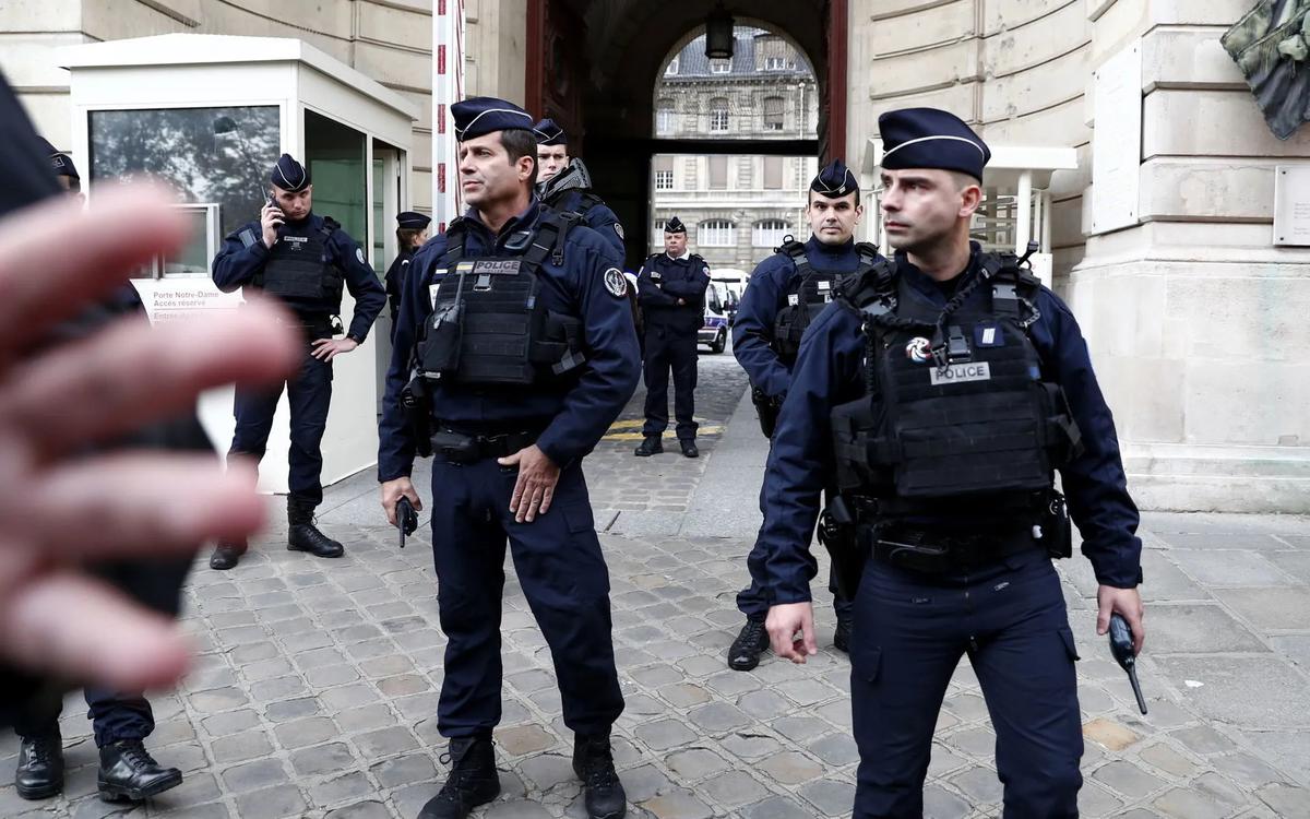 Вооруженное нападение в префектуре полиции Парижа. Что известно