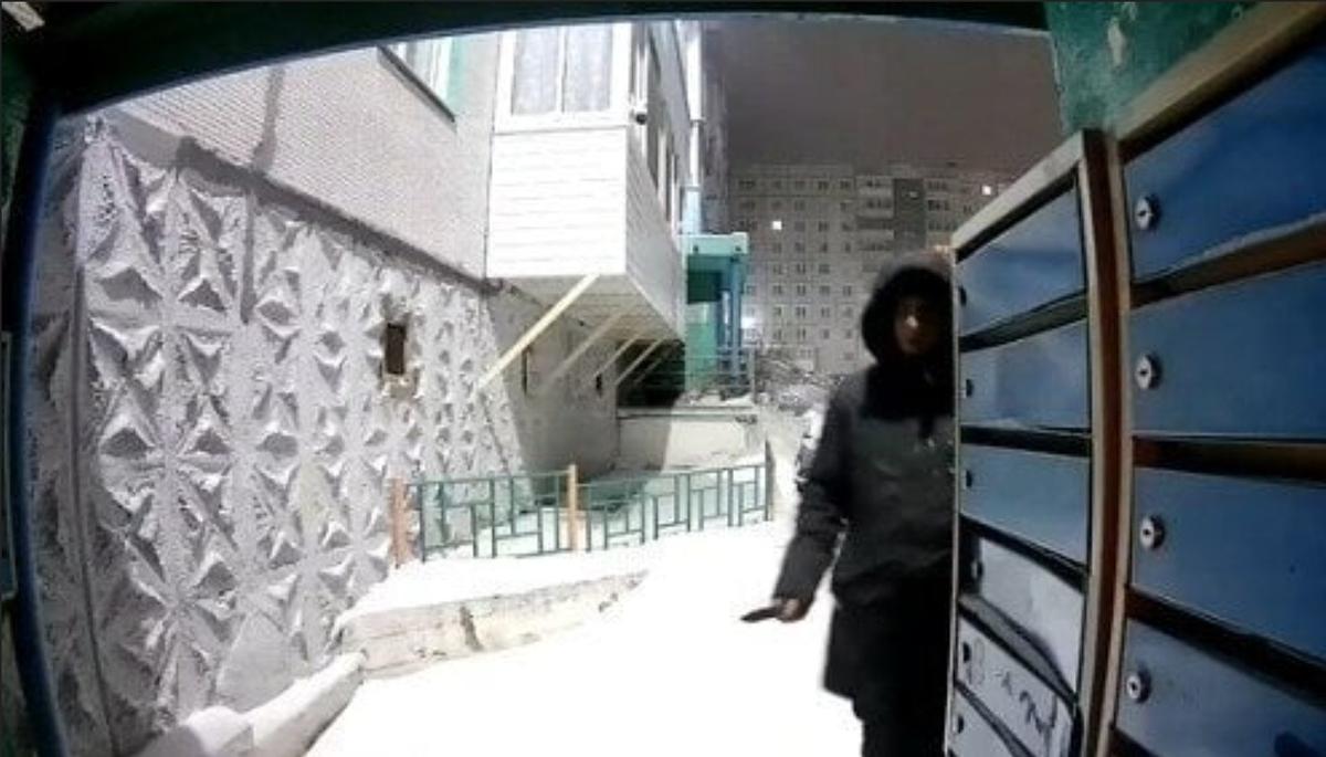 Кирилл Чеплыгин с ножом попал на камеры видеонаблюдения. Скриншот
