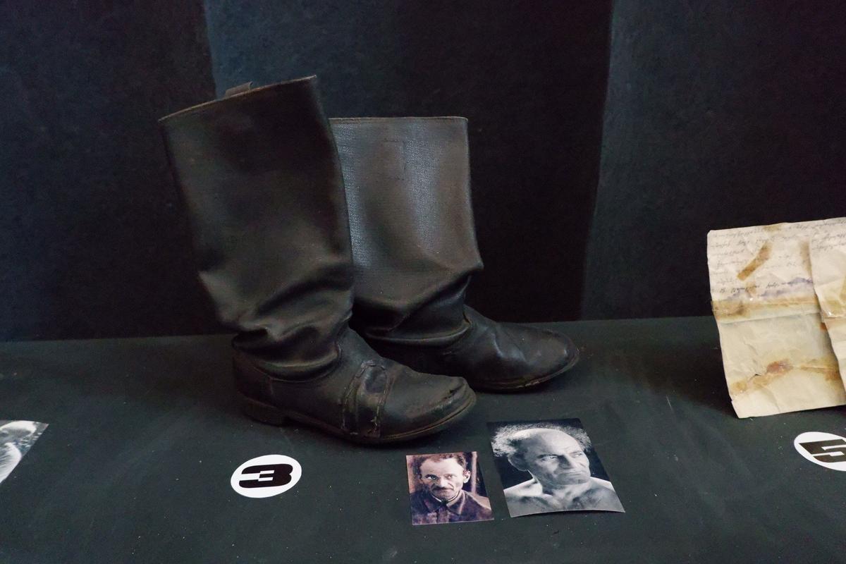 Сапоги, которые носил в Сибири армянский писатель Гурген Маари. Фото: Андрей Новашов