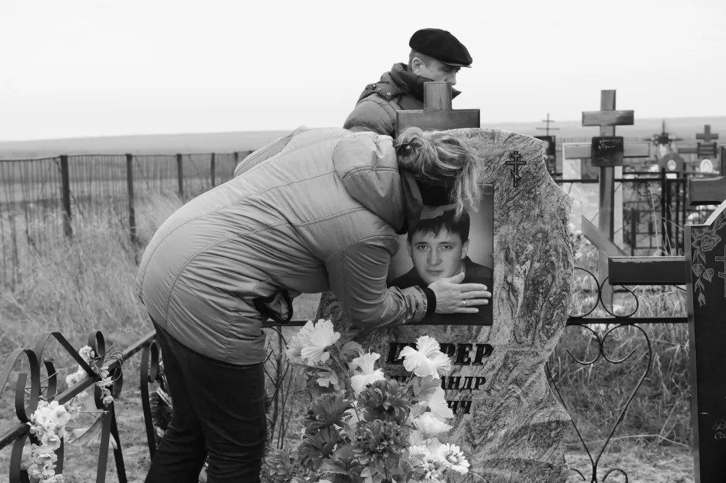 Елена и Евгений Шереры на могиле сына Александра. Фото: Виктория Ивлева, для «Новой»