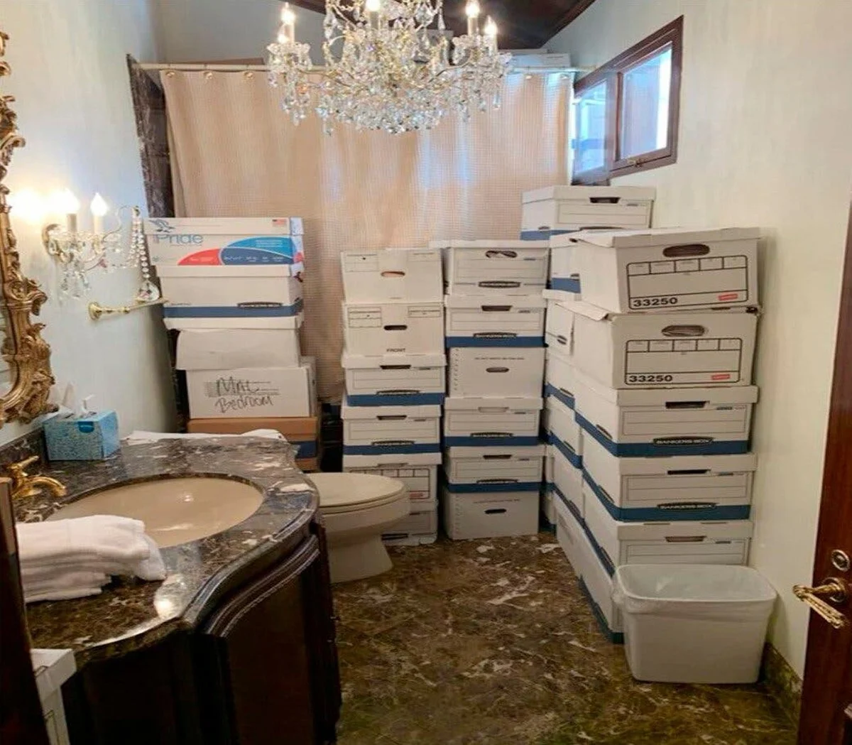 Коробки с документами в ванной комнате поместья Мар-а-Лаго. Сфотографированы Министерством юстиции США. Источник: Википедия