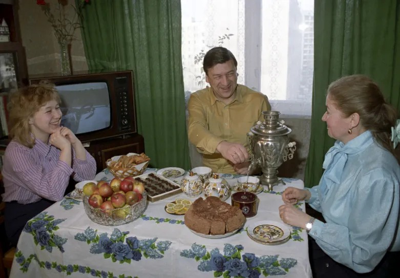 Московская семья за столом, 1989 год. Фото: РИА Новости