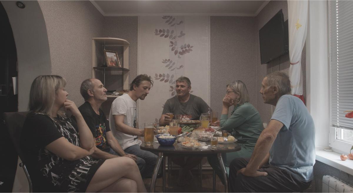 За столом дома у Дмитрия и Татьяны, с дедом Никиты и Макса. Скриншот съемки Арсения Кайдацкого