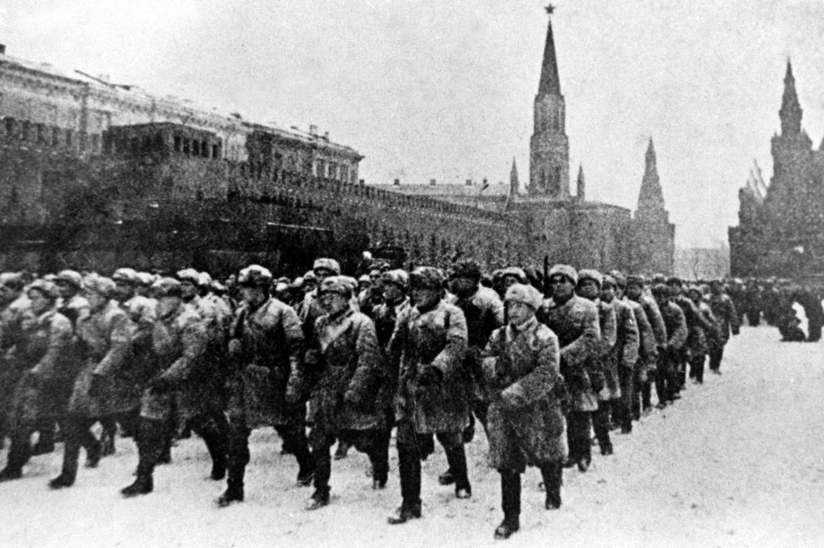 Москва. Красная площадь. 7 ноября 1941 года. Парадным строем — на фронт. Фото: фотохроника ТАСС