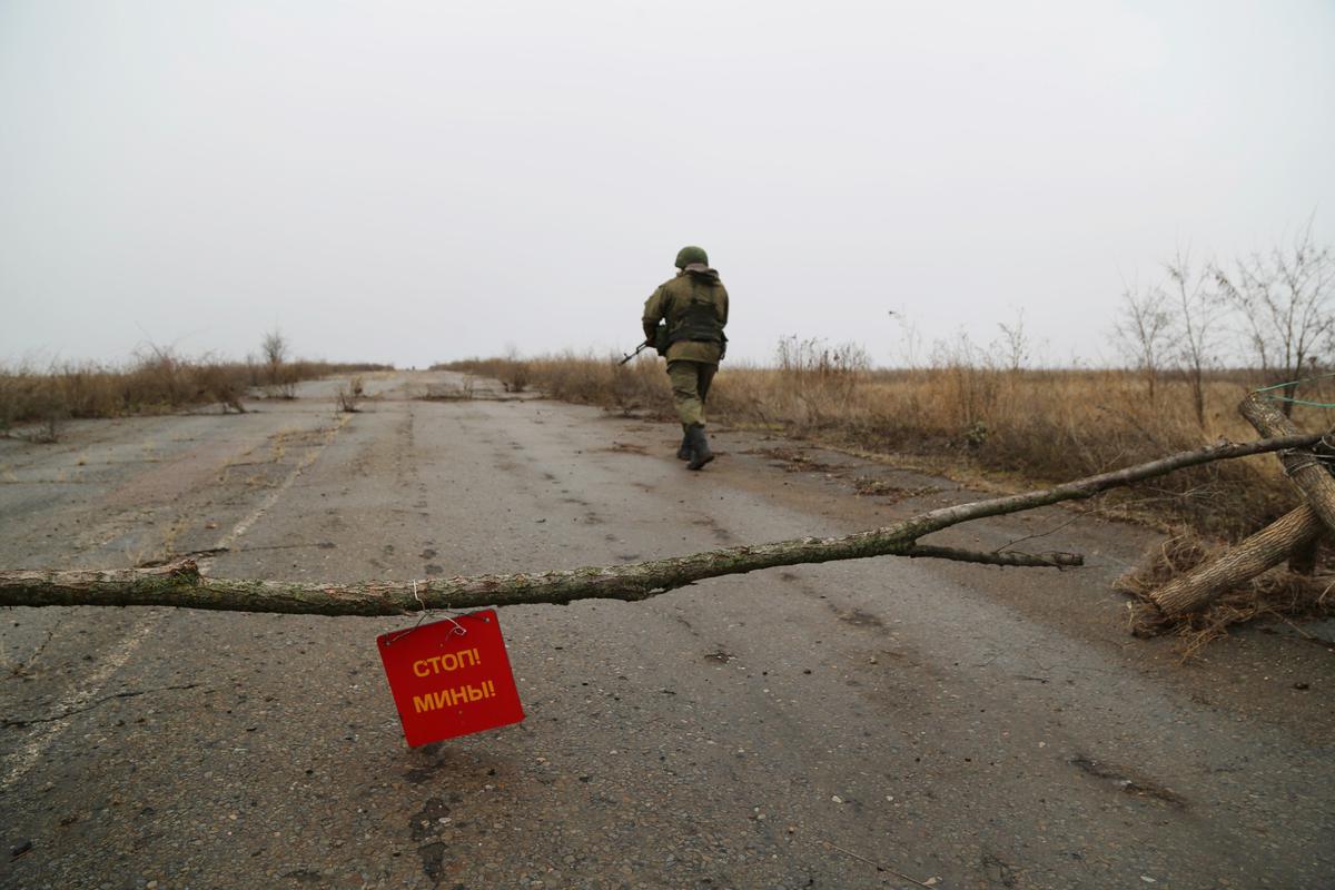 Луганская область. Военнослужащий ЛНР возле позиций у поселка Сентяновка, 9 декабря 2021 года. Фото: AP / TASS