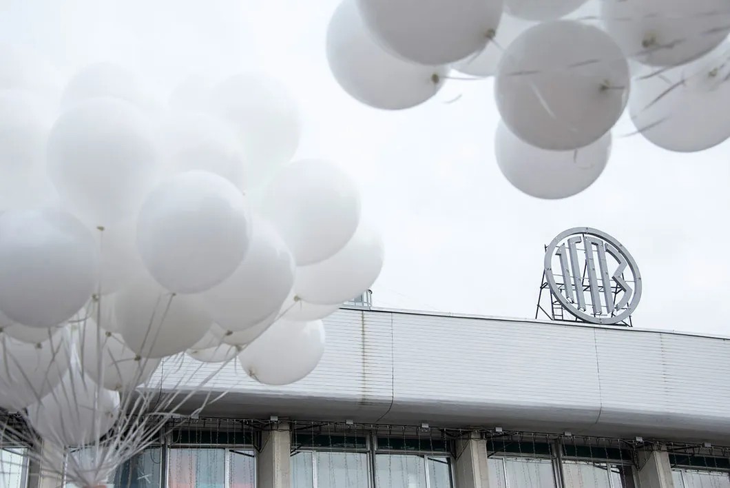Запуск 130 белых шаров у Театрального центра на Дубровке. Фото: Виктория Одиссонова / «Новая газета»