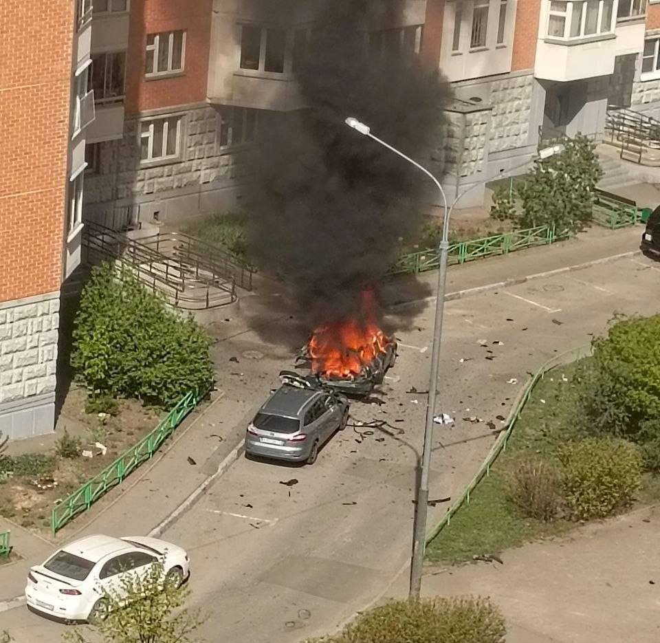 Взорванный во дворе дома в Балашихе автомобиль. Фото: соцсети