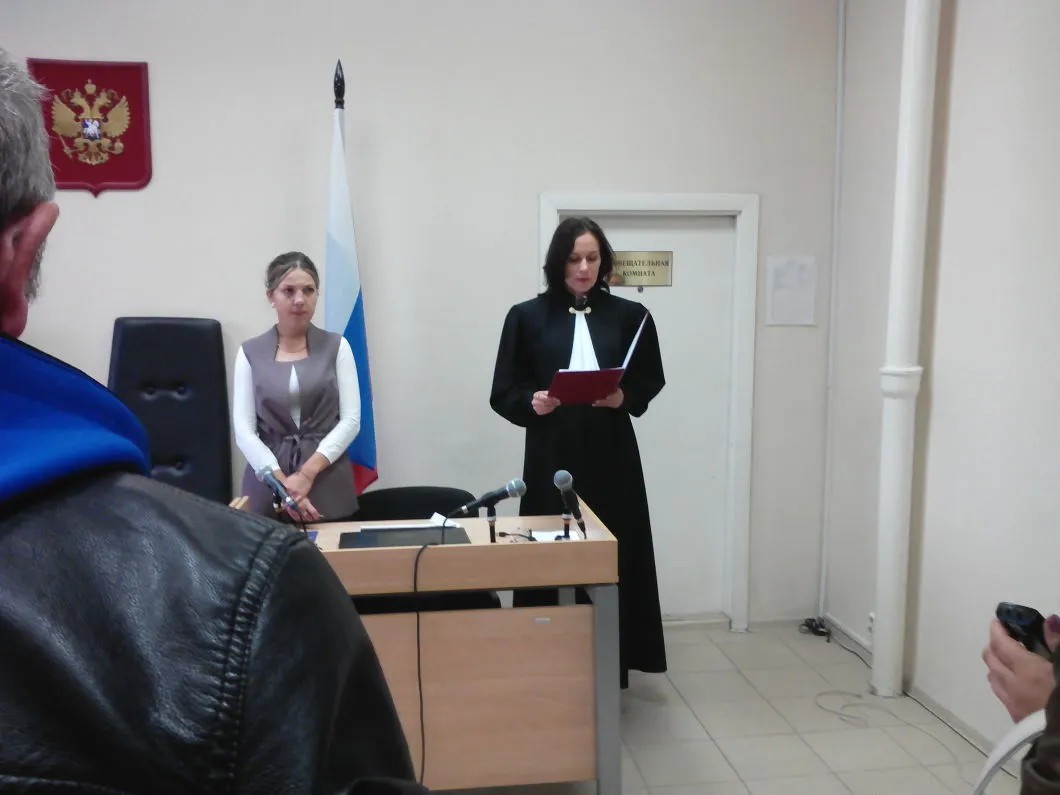 Судья Лариса Милевская оглашает решение не в пользу активистов. Фото: Елена Бердникова, для «Новой газеты»