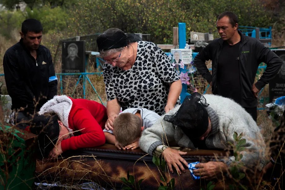 Тамара, ее дочь, внук и мать погибшего зятя у гроба. Фото: Анна Артемьева / «Новая газета»