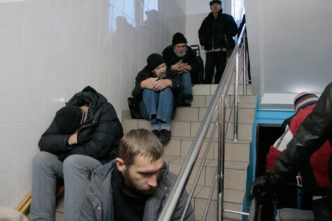 Бездомные в очереди за талонами на ночлег в Центре социальной адаптации. Фото: Светлана Виданова, специально для «Новой»