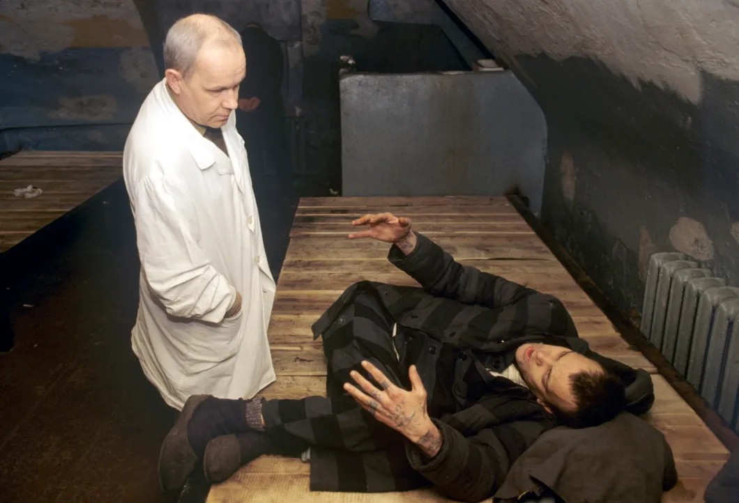 Заключенный во время визита врача в пересыльной тюрьме, 1994 год. Фото: РИА Новости