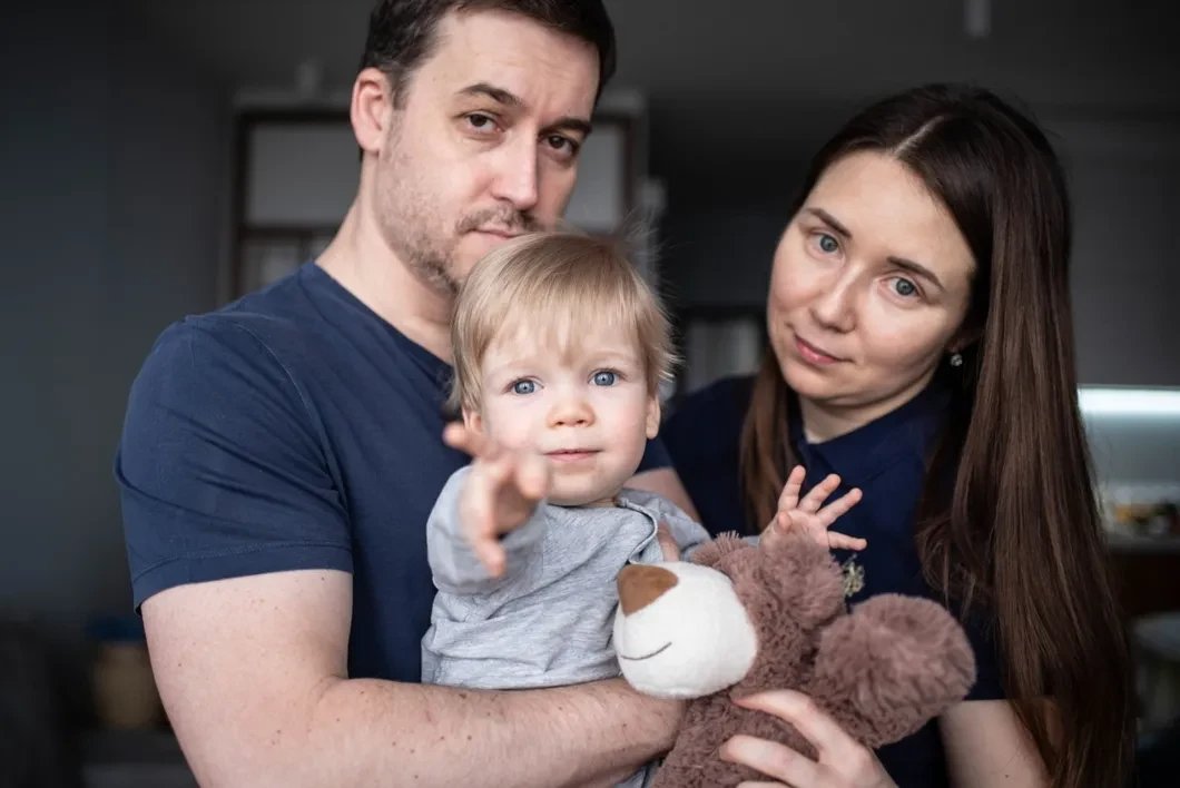 Тимур с родителями. Фото: Виктория Одиссонова / «Новая газета»