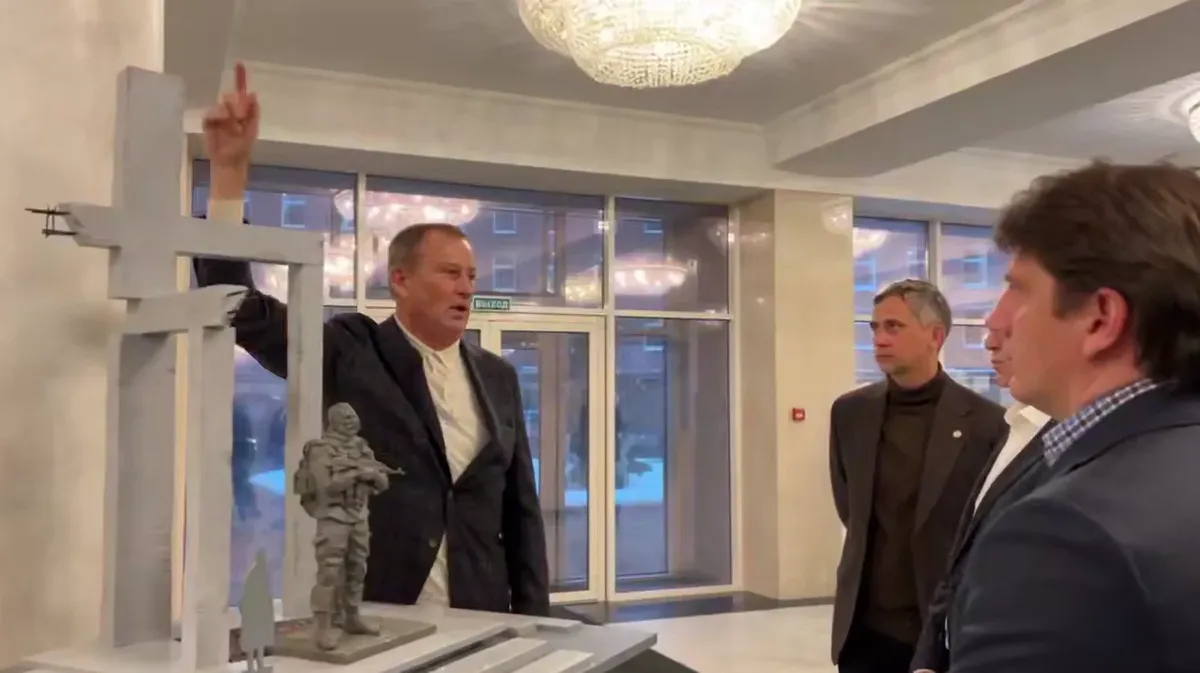 Александр Дрозденко предлагает художникам разметить флагшток на вершине макета. Кадр из видео в телеграм-канале губернатора