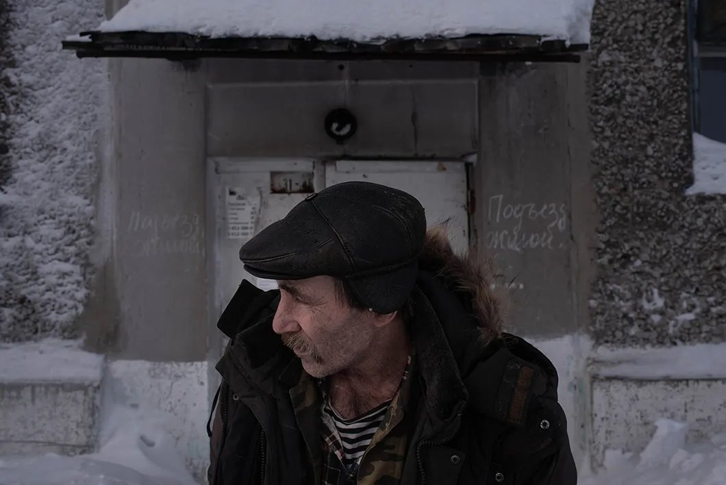Юрий, последний житель подъезда. За его спиной надпись: «Подъезд жилой». Фото: Виктория Одиссонова / «Новая газета»