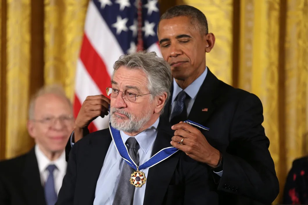 Президент Обама вручает медаль Свободы Роберту де Ниро, 2016 г. Фото: Reuters