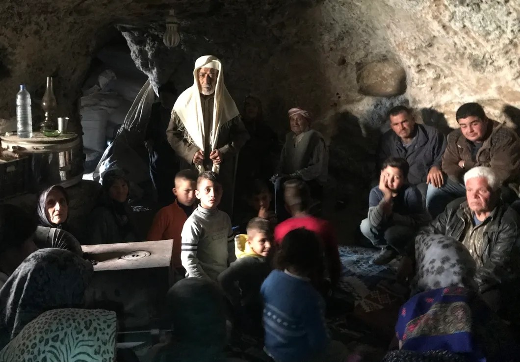 Курдские беженцы укрываются от авиации и артиллерии Турции в горных пещерах в кантоне Африн. Фото: РИА Новости
