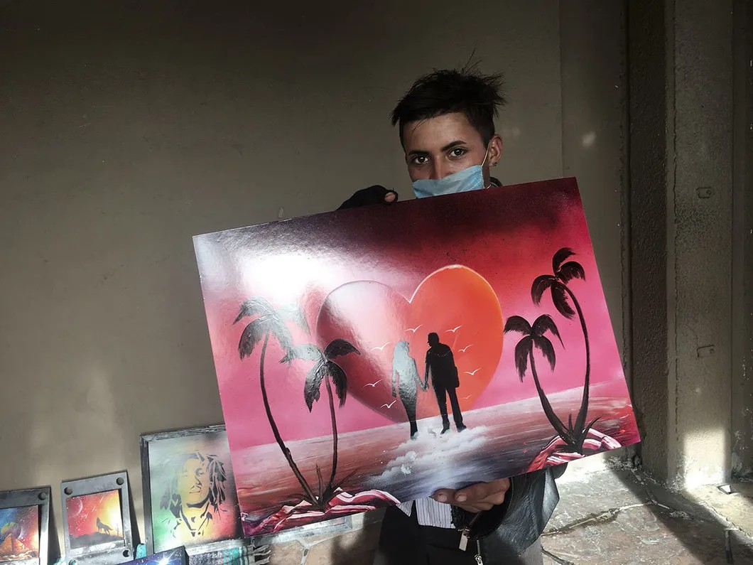 Боец банды MS-13 рассматривает картины уличных художников. Тихуана, Мексика. Фото Елена Костюченко / «Новая»