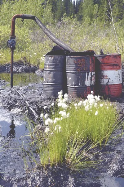 Нефтяной разлив и бочки ЛУКОЙЛа. Фото Екатерины Дьячковой